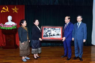 Lãnh đạo tỉnh Tuyên Quang tặng quà Đoàn công tác Ban tổ chức Trung ương Đảng Nhân dân cách mạng Lào.