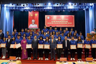 Lãnh đạo tỉnh Tuyên Quang và Hội khuyến học tỉnh chụp ảnh lưu niệm cùng các tân sinh viên được nhận học bổng “Tân Trào tiếp sức đến trường”.