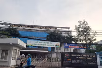 Trụ sở Công ty Điện lực thành phố Cần Thơ, nơi lái xe L.Tr.Ngh., chết trong tư thế treo cổ.