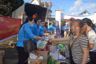 Liên đoàn lao động thành phố Hà Nội tổ chức "Xe siêu thị đoàn viên Công đoàn" hỗ trợ đoàn viên, người lao động khó khăn của ngành dệt may Hà Nội. 