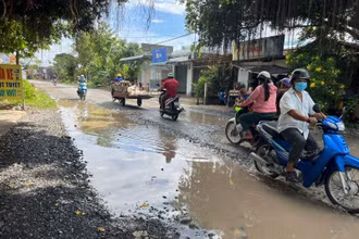 Tuyến quốc lộ 57C (đoạn xã An Thủy, huyện Ba Tri) bị ngập nước kéo dài do triều cường, mưa bão.