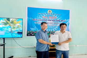 Đồng chí Hà Đông, Ủy viên thường vụ, Trưởng Ban Tuyên giáo Liên đoàn Lao động thành phố trao quyết định thành lập Điểm sinh hoạt văn hóa công nhân.
