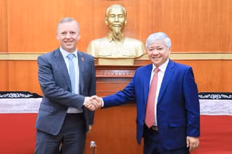 Bí thư Trung ương Đảng, Chủ tịch Ủy ban Trung ương Mặt trận Tổ quốc Việt Nam Đỗ Văn Chiến và ông Gareth Ward, Đại sứ đặc mệnh toàn quyền Liên hiệp Vương quốc Anh và Bắc Ireland tại Việt Nam. Ảnh: Diệp Vinh