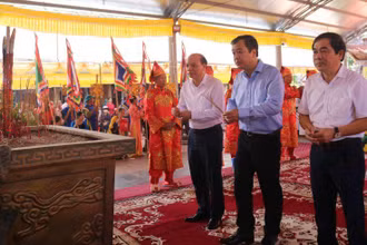 Đồng chí Ngô Đông Hải, Bí thư Tỉnh ủy Thái Bình (giữa) dâng hương tưởng niệm 722 năm ngày mất của Hưng Đạo Đại Vương Trần Quốc Tuấn.