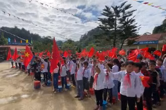 Học sinh Trường Tiểu học Tả Phìn tham dự lễ khai giảng năm học mới.