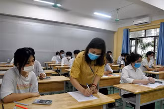 Thí sinh dự thi tại điểm thi Trường trung học phổ thông Nguyễn Ðăng Ðạo (Tiên Du, Bắc Ninh).