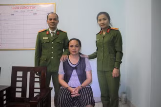 Đối tượng Vì Thị Ơn tại cơ quan công an.