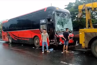 Hai xe ô-tô khách va chạm trên Quốc lộ 1, 4 người thương vong