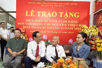 Đồng chí Nguyễn Văn Nên, Ủy viên Bộ Chính trị, Bí thư Thành ủy Thành phố Hồ Chí Minh hỏi thăm sức khỏe đồng chí Nguyễn Thọ Chân.