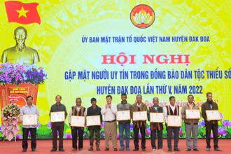 Lãnh đạo huyện Đắk Đoa tặng giấy khen cho 12 cá nhân người có uy tín tiêu biểu.