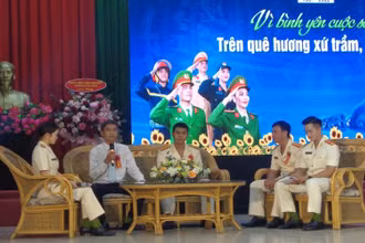 Giao lưu với các điển hình tiên tiến lực lượng Cảnh sát nhân dân Công an Khánh Hòa.