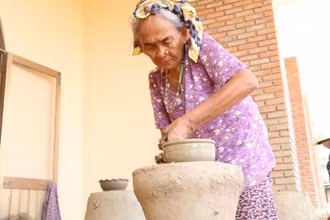 Các nghệ nhân gốm dùng chính đôi tay khéo léo của mình để tạo nên những sản phẩm tuyệt vời. 
