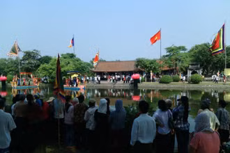 Xem hát giao duyên tại Lễ hội chùa Keo Thái Bình.