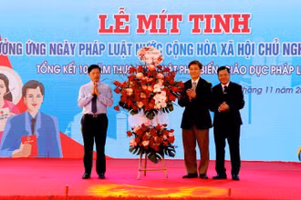Thứ trưởng Bộ Tư pháp Nguyễn Khánh Ngọc tặng hoa chúc mừng Hội đồng phối hợp phổ biến, giáo dục pháp luật tỉnh Bắc Ninh.