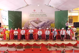 Lãnh đạo Ủy ban nhân dân huyện Lục Ngạn và Trung Nam Group khởi công xây dựng trường THCS thị trấn Chũ.