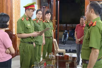 Cơ quan Cảnh sát điều tra ra lệnh bắt và khám xét nhà đối tượng Lê Bá Nga. (Ảnh: Công an tỉnh Thanh Hóa)