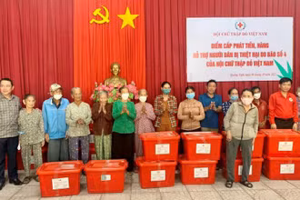 Những phần quà nghĩa tình giúp người dân vùng bão Quảng Ngãi thêm ấm lòng. 