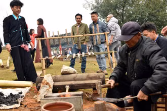 Để làm ra những nông cụ tinh xảo, phải trải qua nhiều công đoạn. 