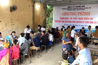 Các y bác sĩ Bệnh viện Hữu nghị đa khoa Nghệ An đã khám, cấp thuốc miễn phí cho hơn 1.800 người dân bị ảnh hưởng do lũ.
