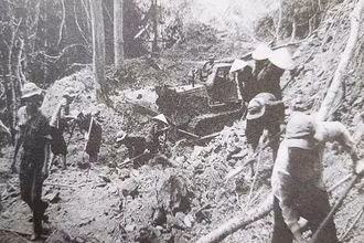 Bộ đội, thanh niên xung phong và dân công hỏa tuyến mở đường 20.(Chụp lại từ ảnh tư liệu)