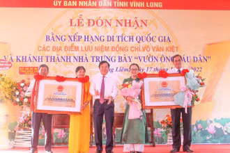 Lãnh đạo tỉnh Vĩnh Long đón nhận Bằng xếp hạng di tích quốc gia các địa điểm lưu niệm Thủ tướng Võ Văn Kiệt. (Ảnh: BÁ DŨNG) 