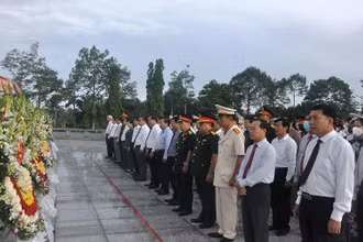 Các đại biểu bày tỏ lòng thành kính, biết ơn trước anh linh các Anh hùng liệt sĩ.
