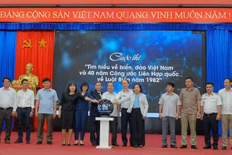 Lãnh đạo tỉnh Gia Lai và Công ty Tân Cảng Sài Gòn bấm nút phát động Ccuộc thi "Tìm hiểu biển, đảo Việt Nam và 40 năm Công ước Liên hợp quốc về Luật biển năm 1982".