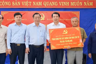 Ban Tổ chức Tỉnh ủy Phú Thọ trao kinh phí hỗ trợ đảng viên xây dựng “căn nhà cấp ủy”.
