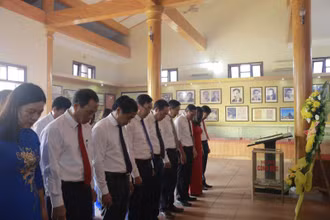 Lãnh đạo huyện Can Lộc dâng hương tại Nhà tưởng niệm Xô viết Nghệ Tĩnh.