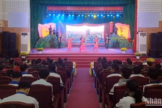 Ngày thơ Việt Nam tại tỉnh Cao Bằng có chủ đề “Tổ Quốc bay lên đón chào kỷ nguyên mới”.