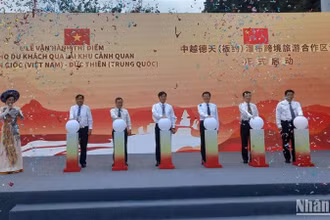 Các đại biểu thực hiện nghi thức vận hành thí điểm cho du khách qua lại tham quan thác Bản Giốc-Đức Thiên.