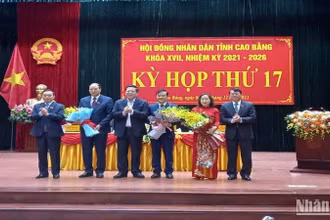 Lãnh đạo tỉnh Cao Bằng tặng hoa các đồng chí được miễn nhiệm, bầu bổ sung chức danh Phó Chủ tịch Ủy ban nhân dân tỉnh và Phó Chủ tịch Hội đồng nhân dân tỉnh.