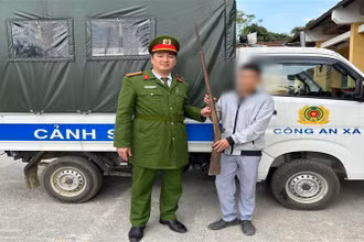 Người dân ở tỉnh Cao Bằng tự giác giao nộp súng tự chế cho lực lượng Công an. (Ảnh: Công an Cao Bằng)