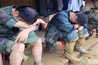 Lực lượng Bộ Chỉ huy Quân sự tỉnh Cao Bằng "ăn tranh thủ, ngủ khẩn trương" tại hiện trường tìm kiếm người mất tích do sạt lở đất.