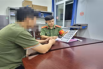 Ông T được tư vấn tại cơ quan Công an. (Ảnh: Công an Cao Bằng)