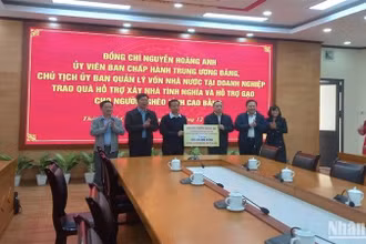 Đoàn công tác Ủy ban Quản lý vốn Nhà nước tại doanh nghiệp trao hỗ trợ xây dựng nhà tình nghĩa cho hộ nghèo ở thành phố Cao Bằng, tỉnh Cao Bằng.