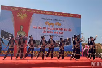 Tiết mục văn nghệ khai mạc ngày hội.