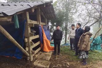 Lãnh đạo Sở Nông nghiệp và Phát triển nông thôn Bắc Kạn kiểm tra, đôn đốc phòng, chống rét cho gia súc tại huyện Ngân Sơn. (Ảnh: VI THÚY)