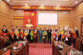 Thường trực Tỉnh ủy Bắc Kạn tặng hoa chúc mừng các cán bộ nhận nhiệm vụ mới. 