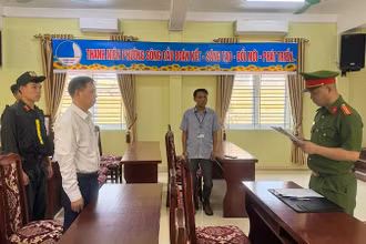 Cơ quan Cảnh sát điều tra tống đạt quyết định bắt tạm giam đối với Nông Xuân Bính. (Ảnh: CTV)
