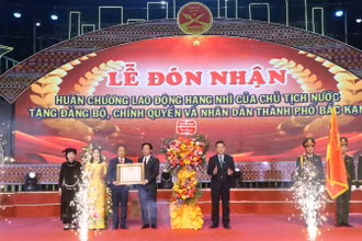Lãnh đạo thành phố Bắc Kạn đón nhận Huân chương lao động hạng Nhì của Chủ tịch nước tặng. (Ảnh: TUẤN SƠN)