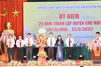 Lãnh đạo tỉnh Bắc Kạn tặng hoa chúc mừng huyện Chợ Mới. (Ảnh: ĐĂNG BÁCH).