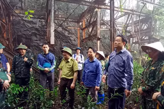 Lãnh đạo tỉnh Bắc Kạn khảo sát tiềm năng du lịch tại hệ thống cáp tời quặng có từ thời Pháp thuộc trong Khu bảo tồn. Ảnh: ĐĂNG BÁCH