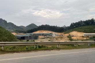 Một nhà xưởng “mọc” trái phép trên đất lâm nghiệp ở Quảng Chu.