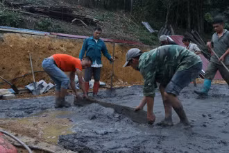 Xây dựng nhà đại đoàn kết cho hộ nghèo ở xã Mỹ Thanh, huyện Bạch Thông. (Ảnh: NGUYỄN HẢI)