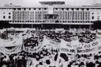 Nhân dân đón mừng ngày chiến thắng. (Ảnh tư liệu)