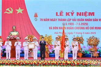 Chủ tịch nước Lương Cường trao Huân chương Hồ Chí Minh tặng Quân chủng Hải quân.