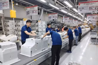 Sản xuất hàng điện tử tại Nhà máy LG Electronics Hải Phòng. 