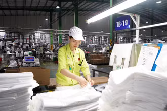 Sản xuất các sản phẩm thân thiện môi trường như túi, bao bì tự hủy... tại Công ty cổ phần Nhựa An Phát xanh, tỉnh Hải Dương. (Ảnh ĐĂNG ANH) 