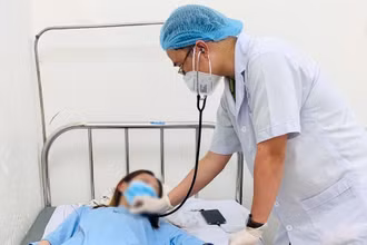 Bệnh nhân đậu mùa khỉ ở Bình Dương được điều trị tại Trung tâm Y tế thành phố Tân Uyên. (Ảnh HUYỀN TRANG)